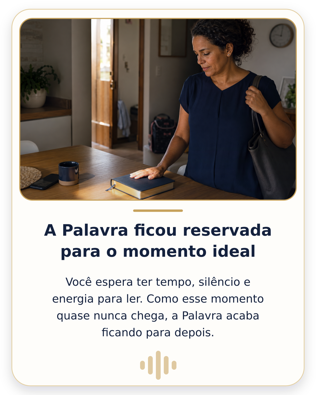 Mulher prestes a sair de casa, olhando para a Bíblia deixada sobre a mesa.