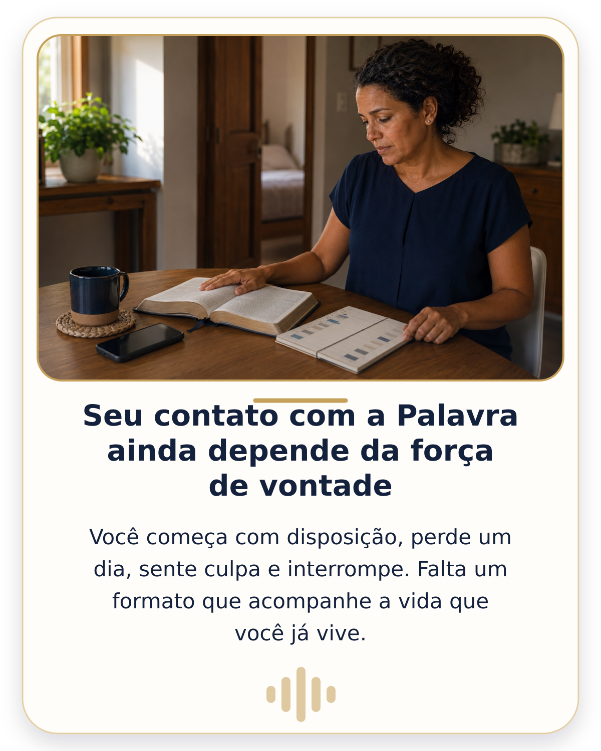 Mulher lendo a Bíblia ao lado de um planejamento que depende de constância.